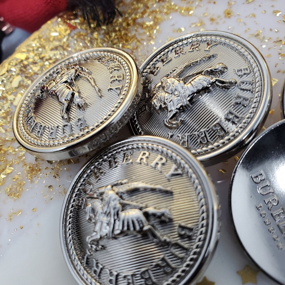 BURBERRY BUTTONS - Picture 10 of 16